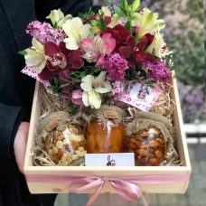 Buy  gift with honey and flowers with delivery Chisinau, Moldova