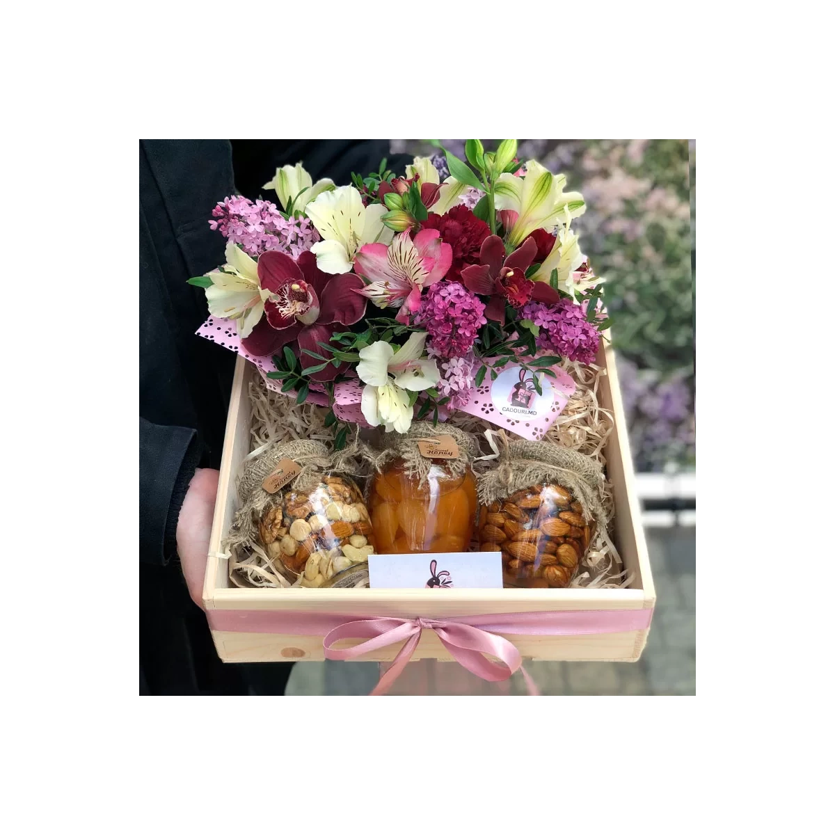 Buy  gift with honey and flowers with delivery Chisinau, Moldova