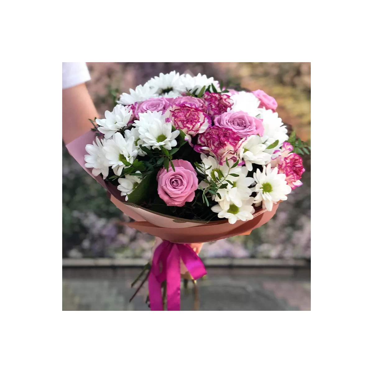 Buchet cu trandafiri și crizanteme fotografie