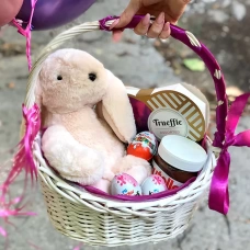 Корзина с мягкой игрушкой фото