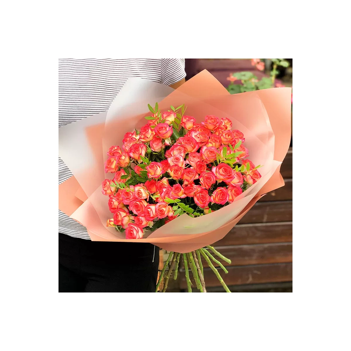 Bright spray roses photo