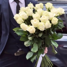 Cumpără 25 trandafiri albi cu livrare în Chișinău, Moldova