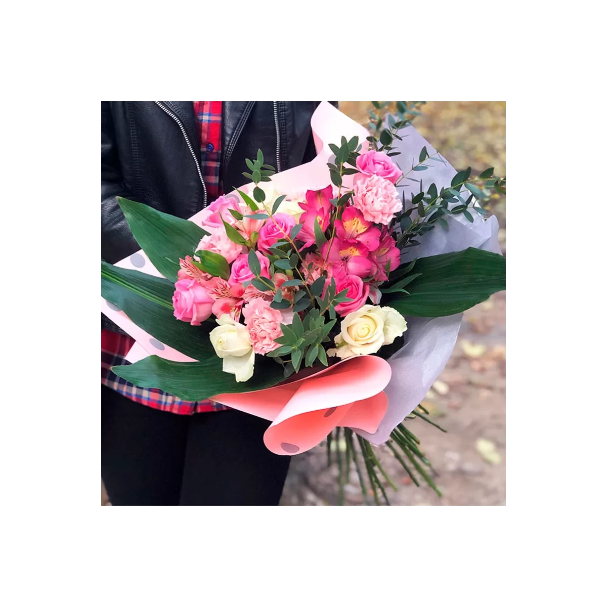 Bouquet of crimson roses photo