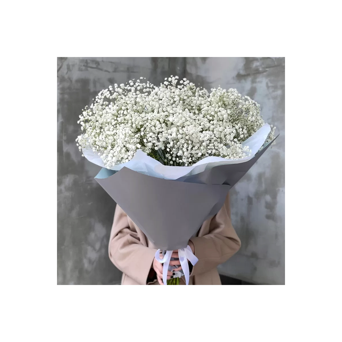 A huge bouquet of white gypsophila foto