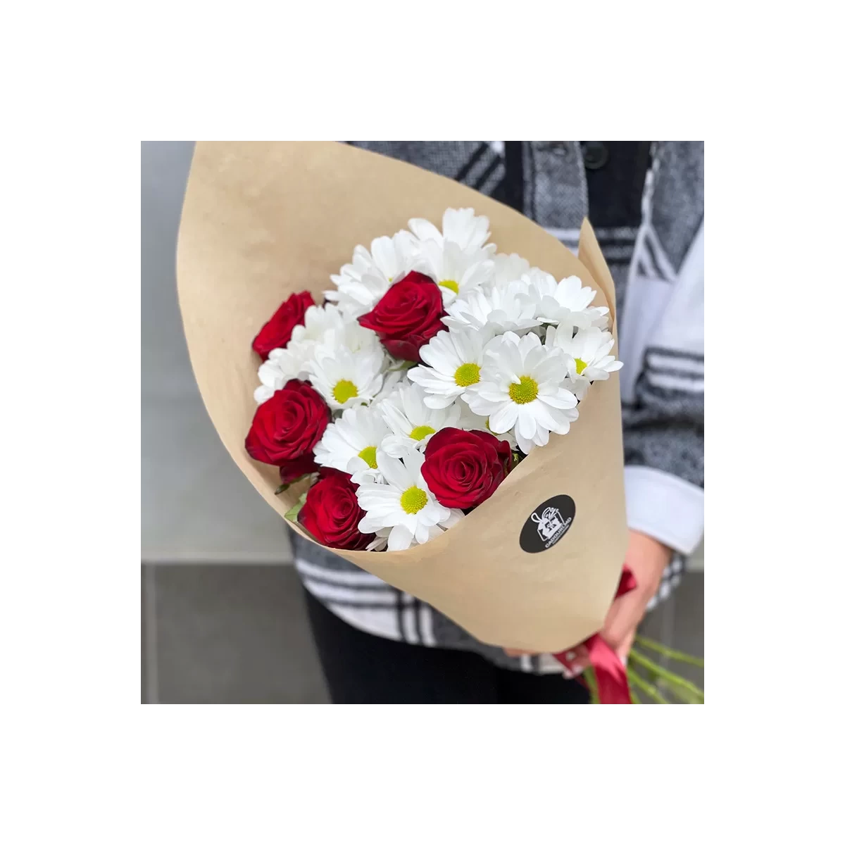 Buy bouquet of white chrysanthemums with red roses with delivery Chisinau, Moldova