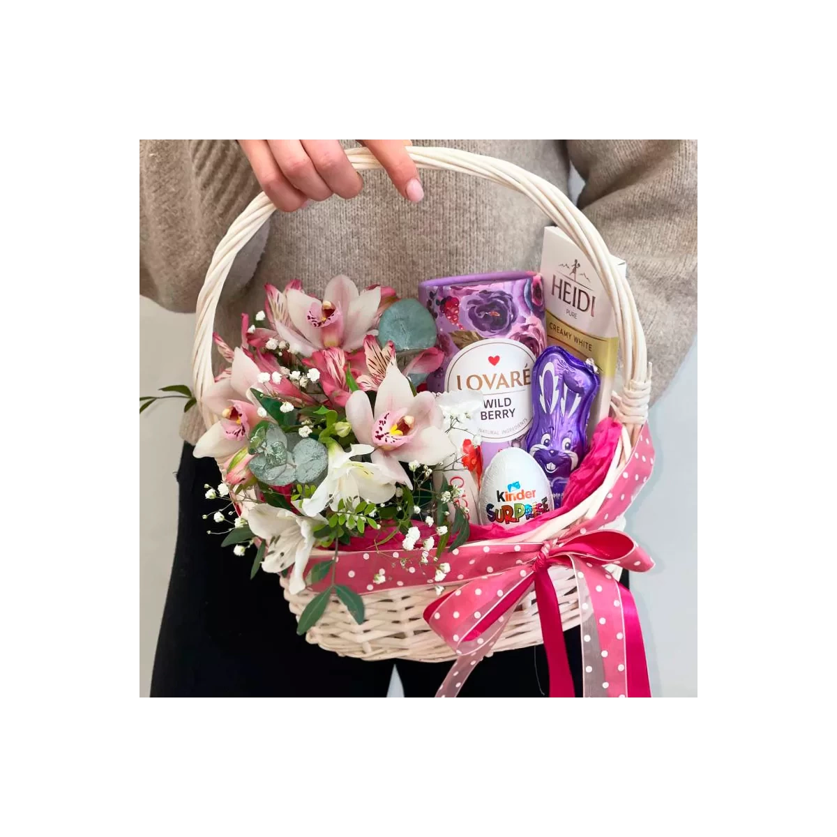 Easter Gift Basket with tea, sweets and flowers foto