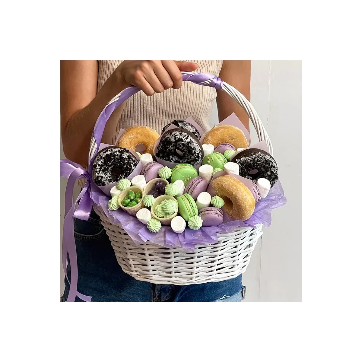 Сладкая Корзина с Пончиками