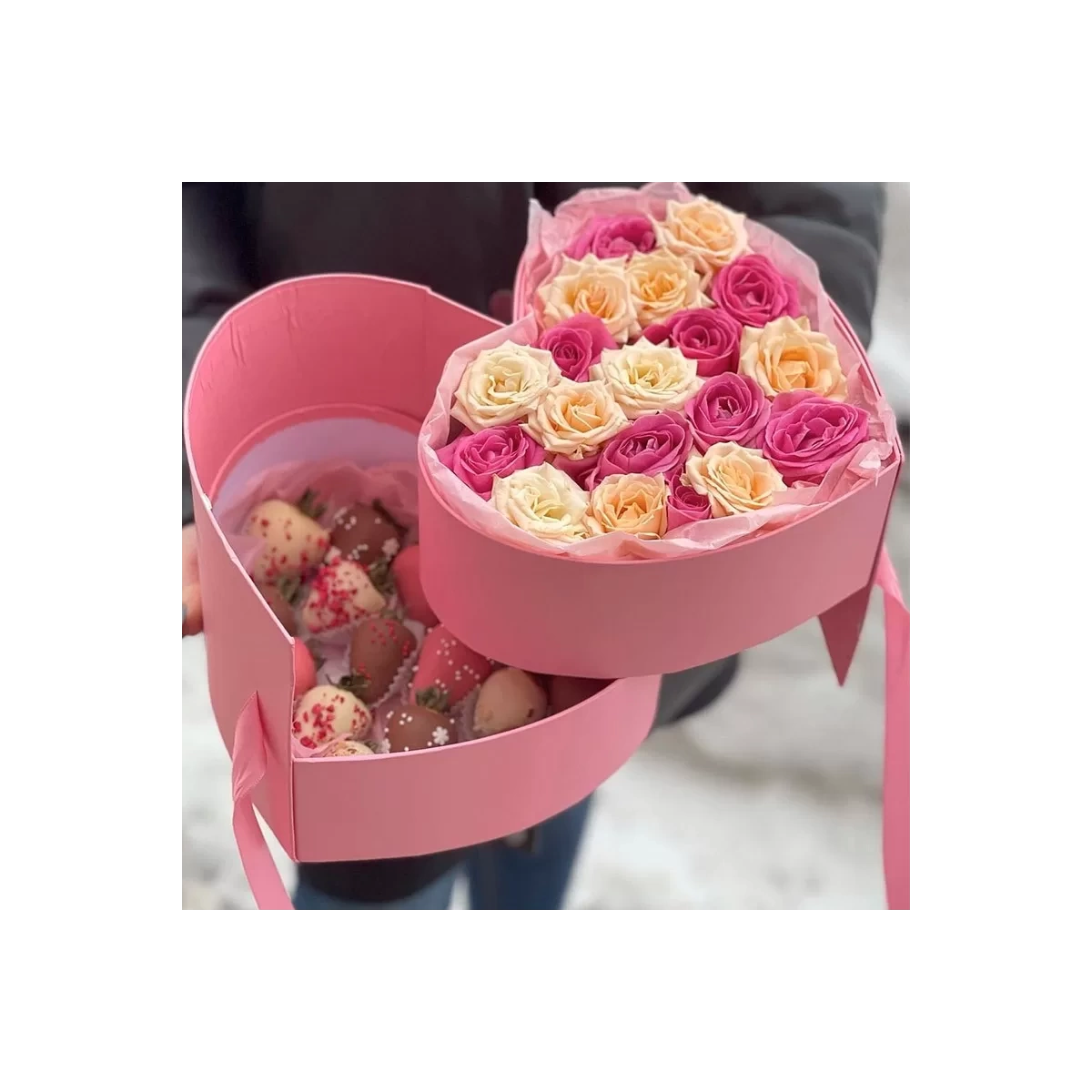 Box with Roses and Strawberries in Chocolate