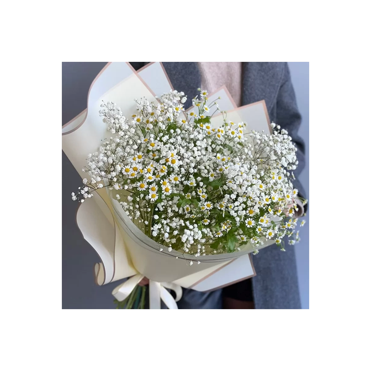 Buchet de Romanițe și Gypsophila