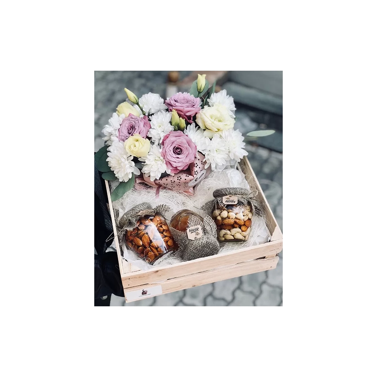 Buy  gift with honey and flowers with delivery Chisinau, Moldova