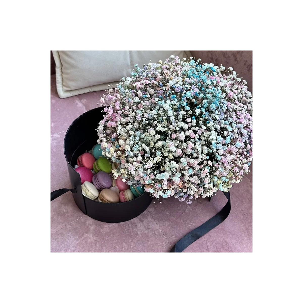 Cutie cu  Gypsophila si Macarons