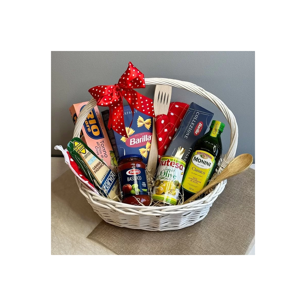 Buy a gift basket or housewarming with delivery Chisinau, Moldova