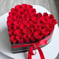 Cutie în formă de inimă cu trandafiri roșii foto