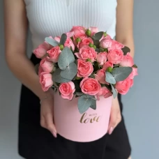 buchet de trandafiri pitici cu eucalipt într-o cutie roz foto