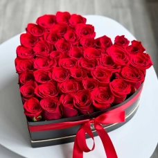 Cutie în formă de inimă cu trandafiri roșii foto