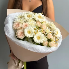 Buchet delicat cu trandafiri și gerbere albe foto