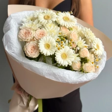 Buchet delicat cu trandafiri și gerbere albe foto