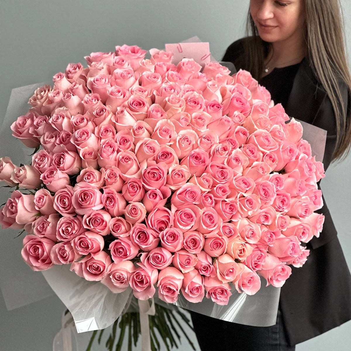 A huge bouquet of 151 pink roses photo