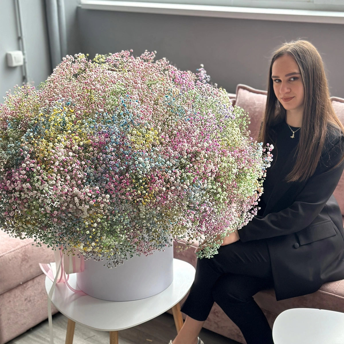 Cutie Imensă cu Gypsophila Colorată foto