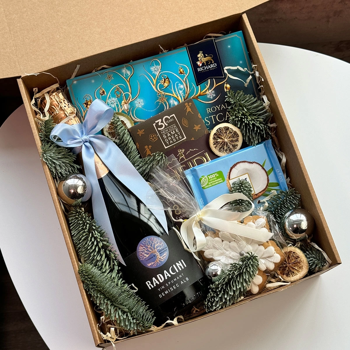 christmas gift box with champagne foto