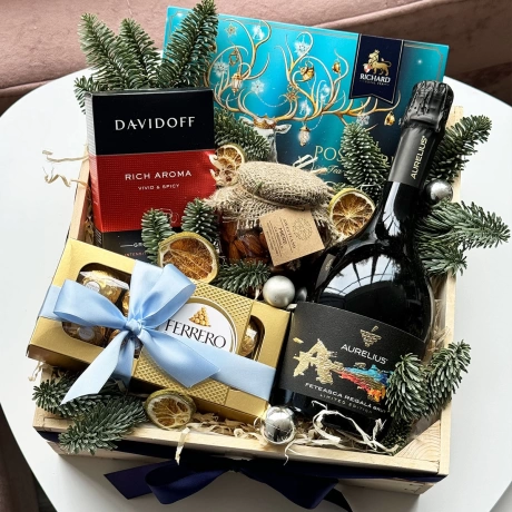 New Year's gift box with champagne foto New Year's gift box with champagne foto