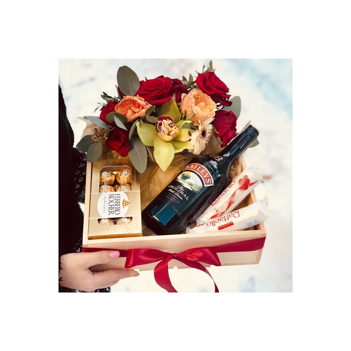 Buy gift set with flowers and rafaello with delivery Chisinau, Moldova