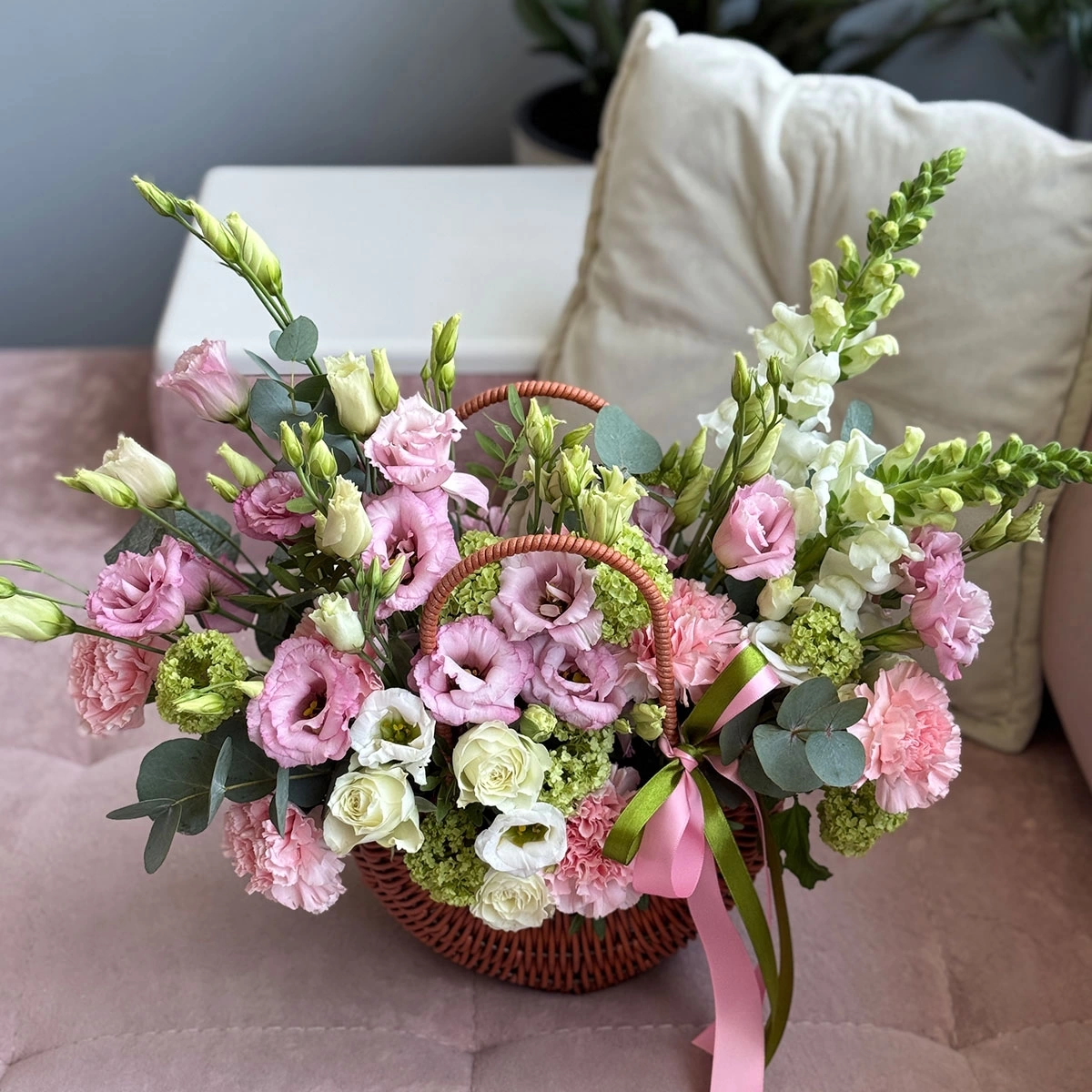 Buy a Bouquet in a Basket "Spring in the Heart" with delivery Chisinau, Moldova - Cadouri.md