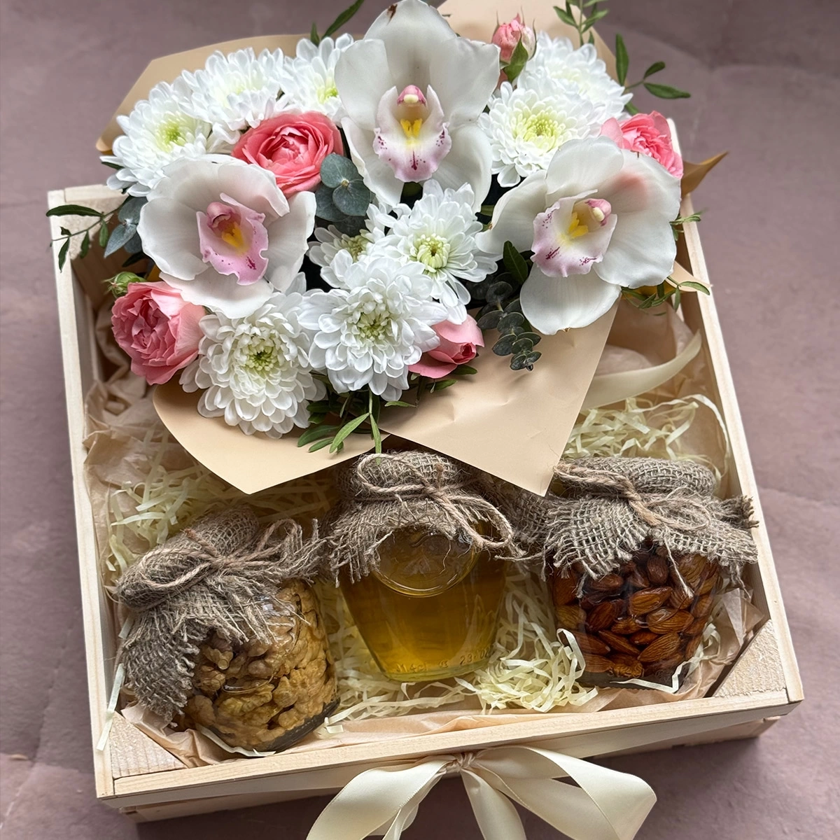 Buy  gift with honey and flowers with delivery Chisinau, Moldova