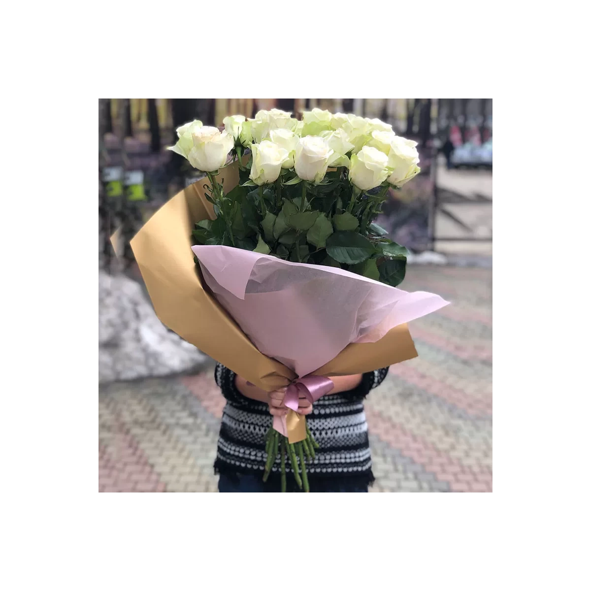 25 Premium White Roses 80-90cm