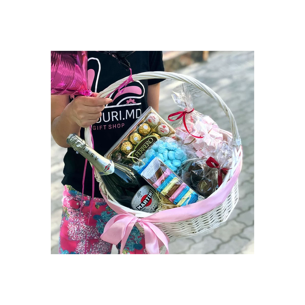 gift basket of chocolates and champagne foto