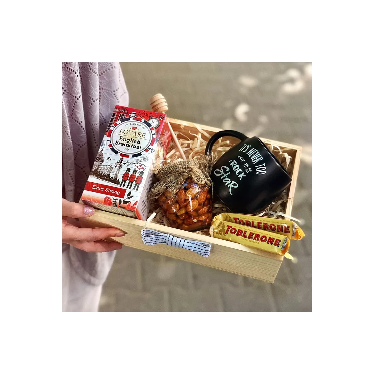 gift box with a mug and honey picture