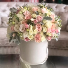 Купить коробку нежных цветов с доставкой Кишинев, Молдова