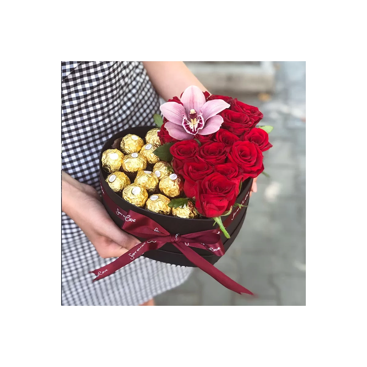 Buy heart of roses and ferrero rocher chocolate with delivery Chisinau, Moldova