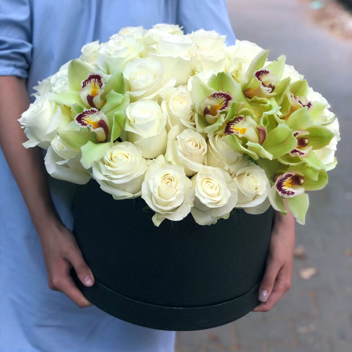 Buy white roses with green orchid in box with delivery Chisinau, Moldova
