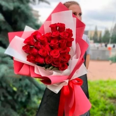 Cumpără inima din trandafiri roșii cu livrare în Chișinău, Moldova